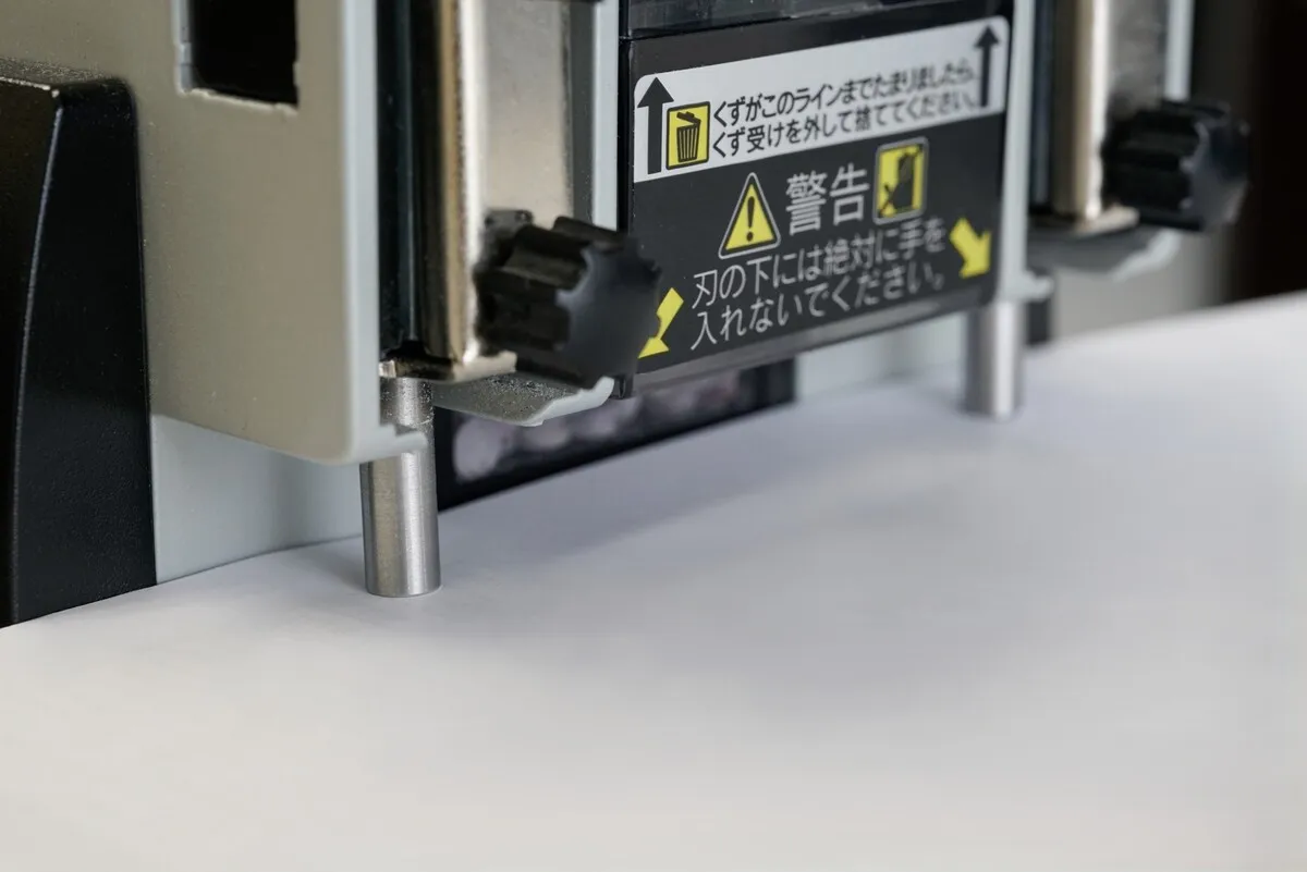 印刷物の価値を高める製本加工オプション｜2穴あけ・折り加工・ホチキス綴じ対応